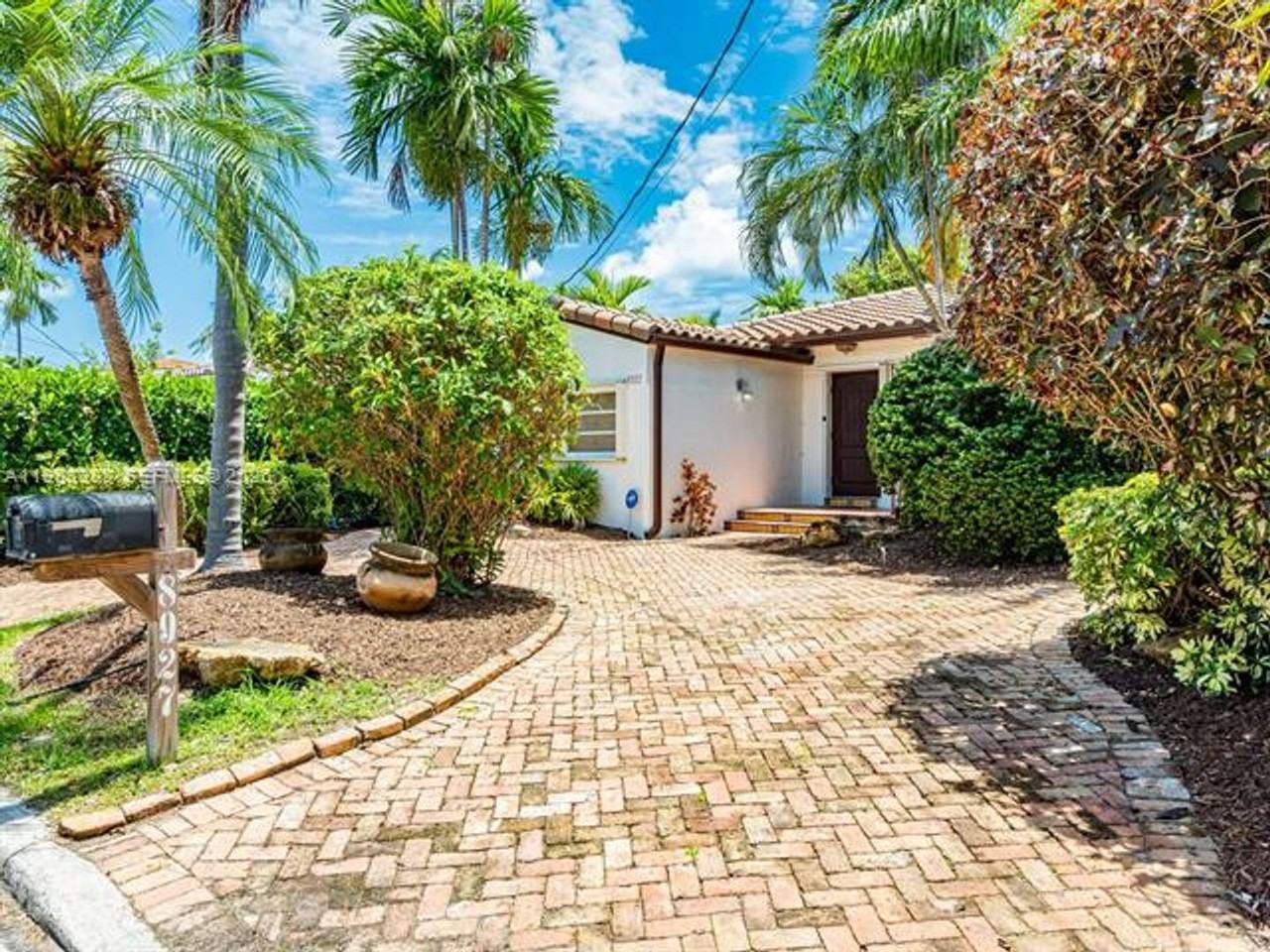 8927 Hawthorne Ave - Photo 4 of 40