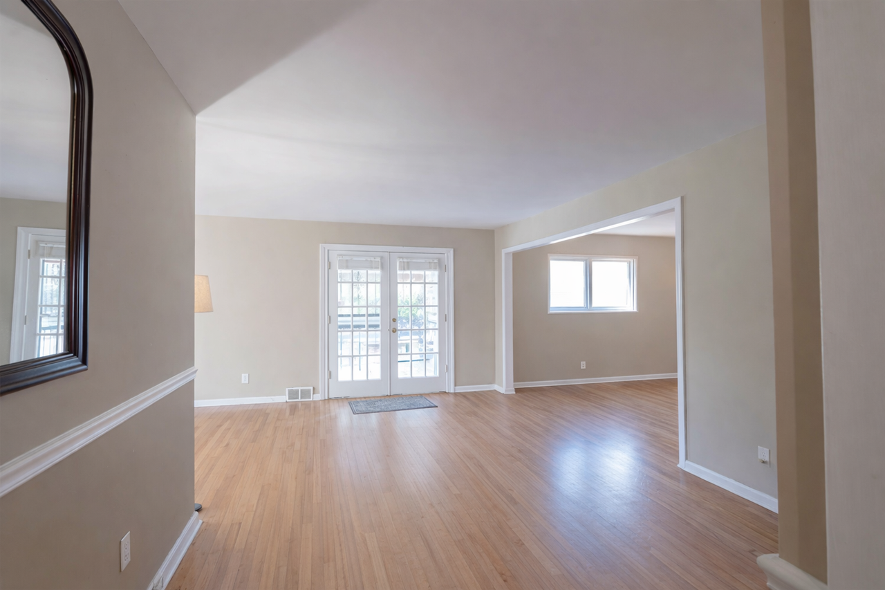 465 Meadowcrest Cir - Photo 3 of 13