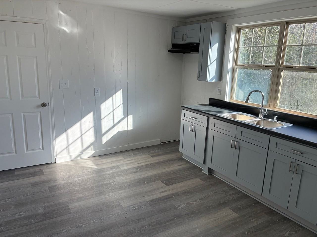 702 Saint Paul St - Photo 4 of 8