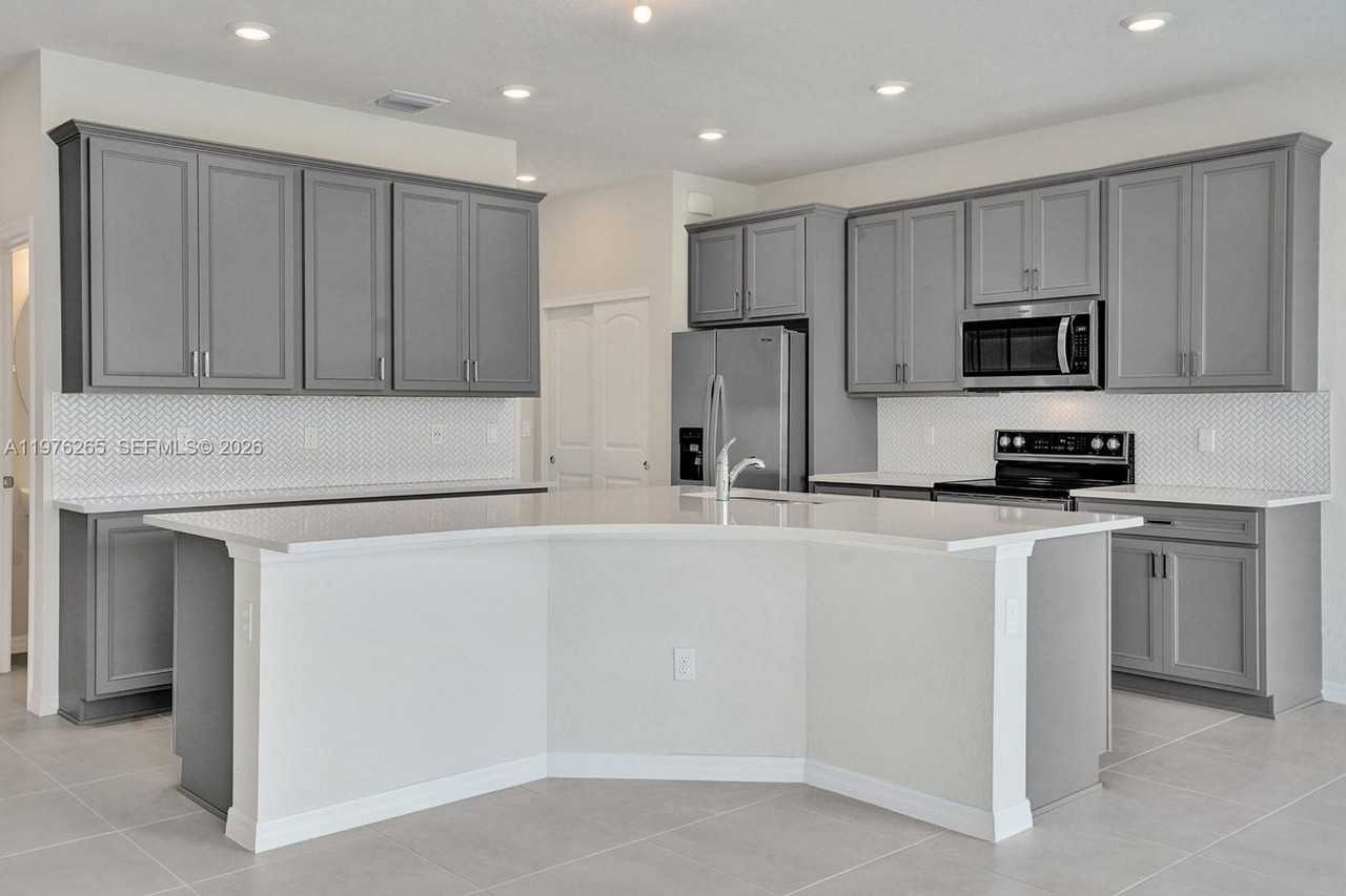 2202 Appleton Cir S - Photo 2 of 30