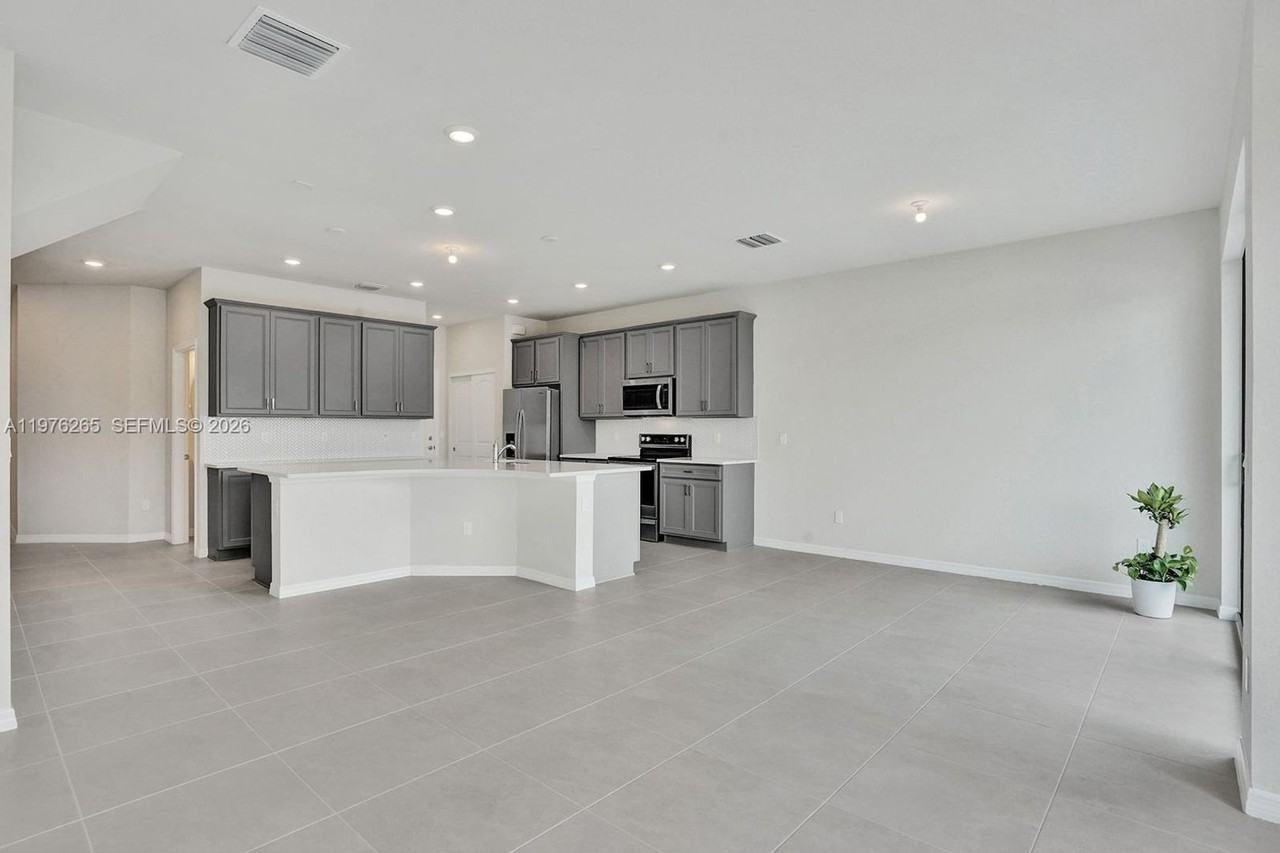 2202 Appleton Cir S - Photo 7 of 30