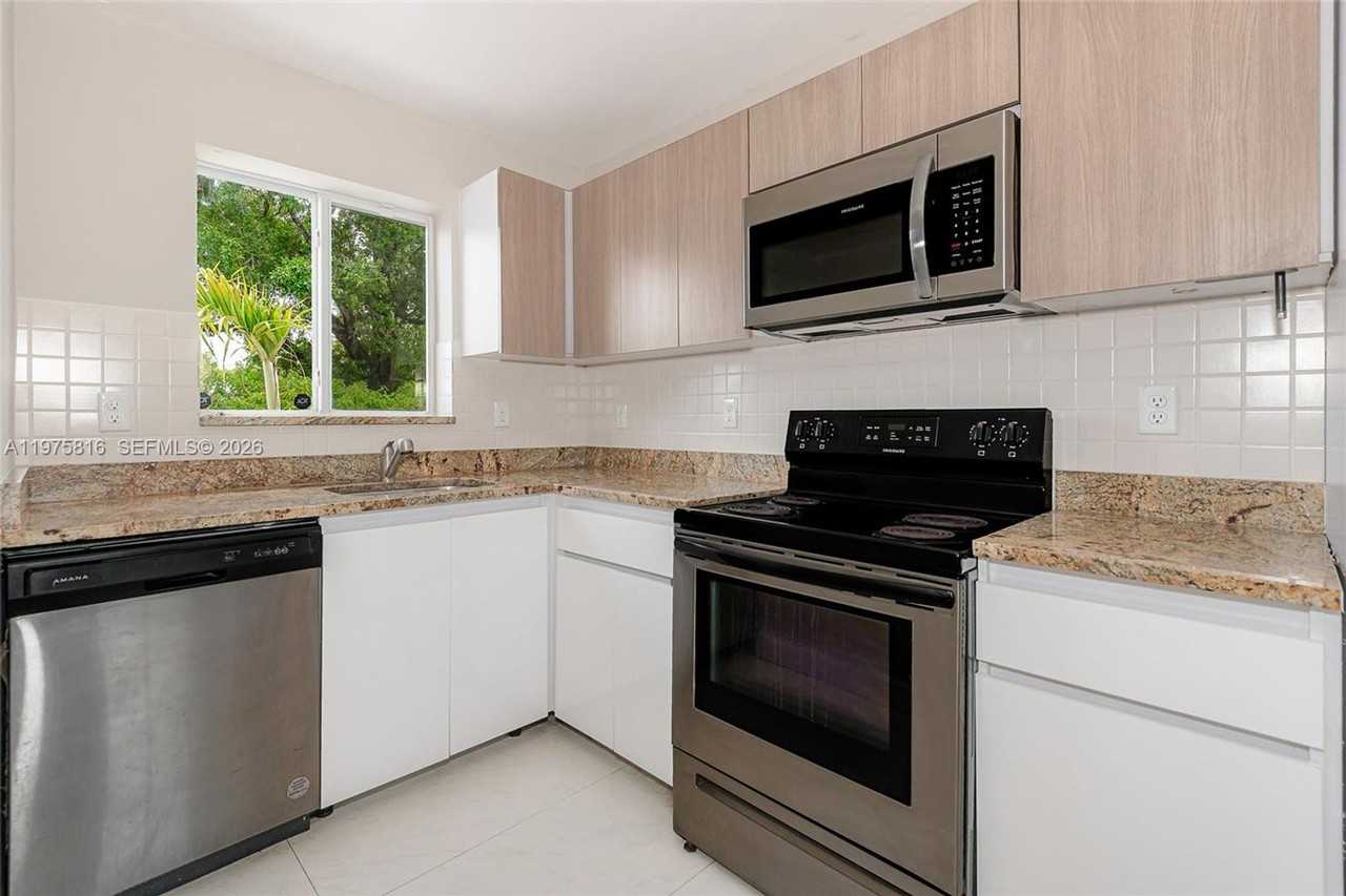 813 Nw 3rd Ave - Photo 2 of 23