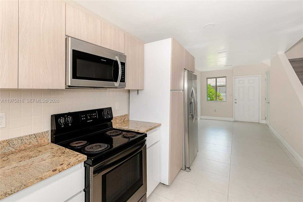 813 Nw 3rd Ave - Photo 3 of 23
