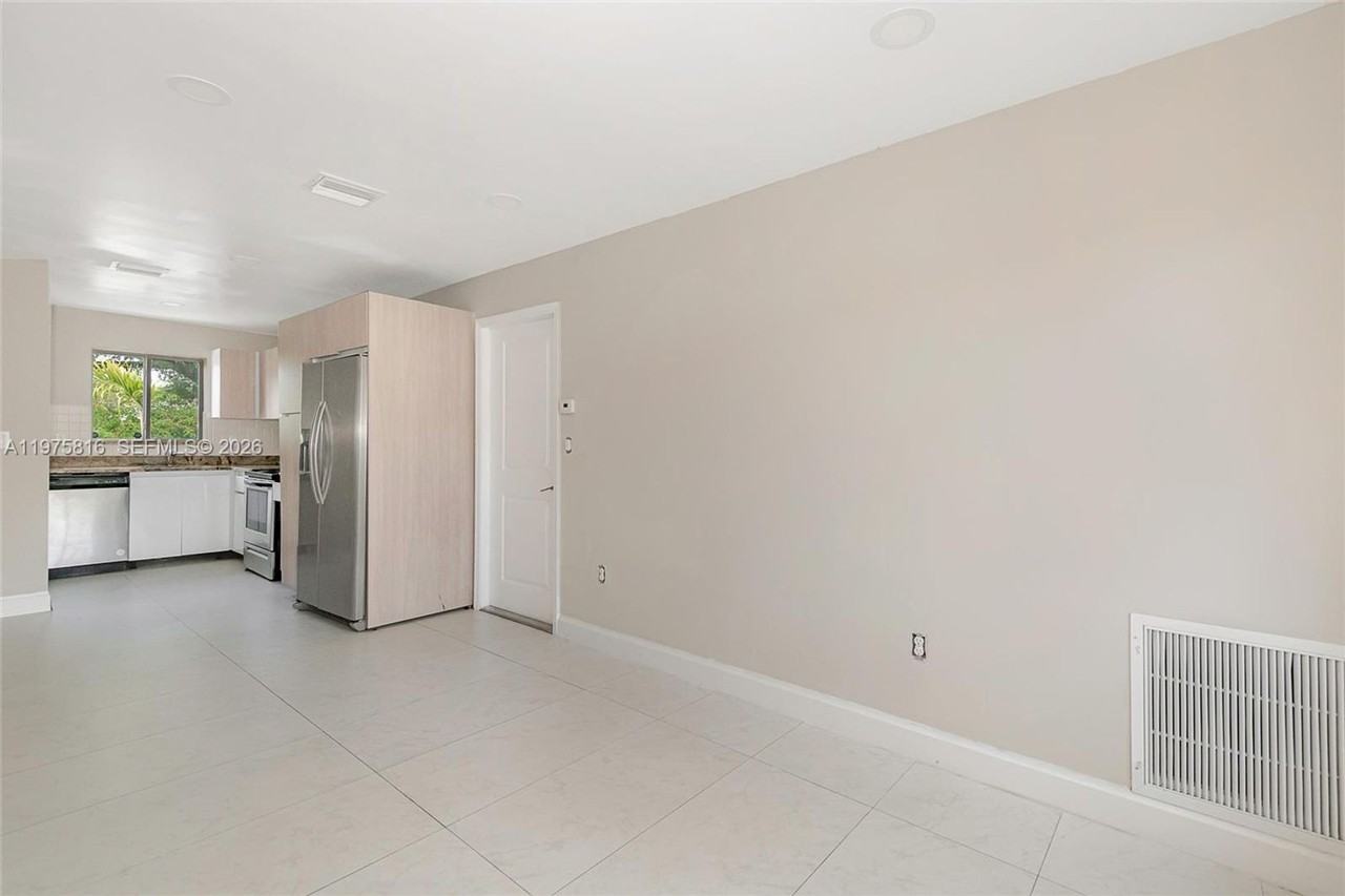 813 Nw 3rd Ave - Photo 4 of 23