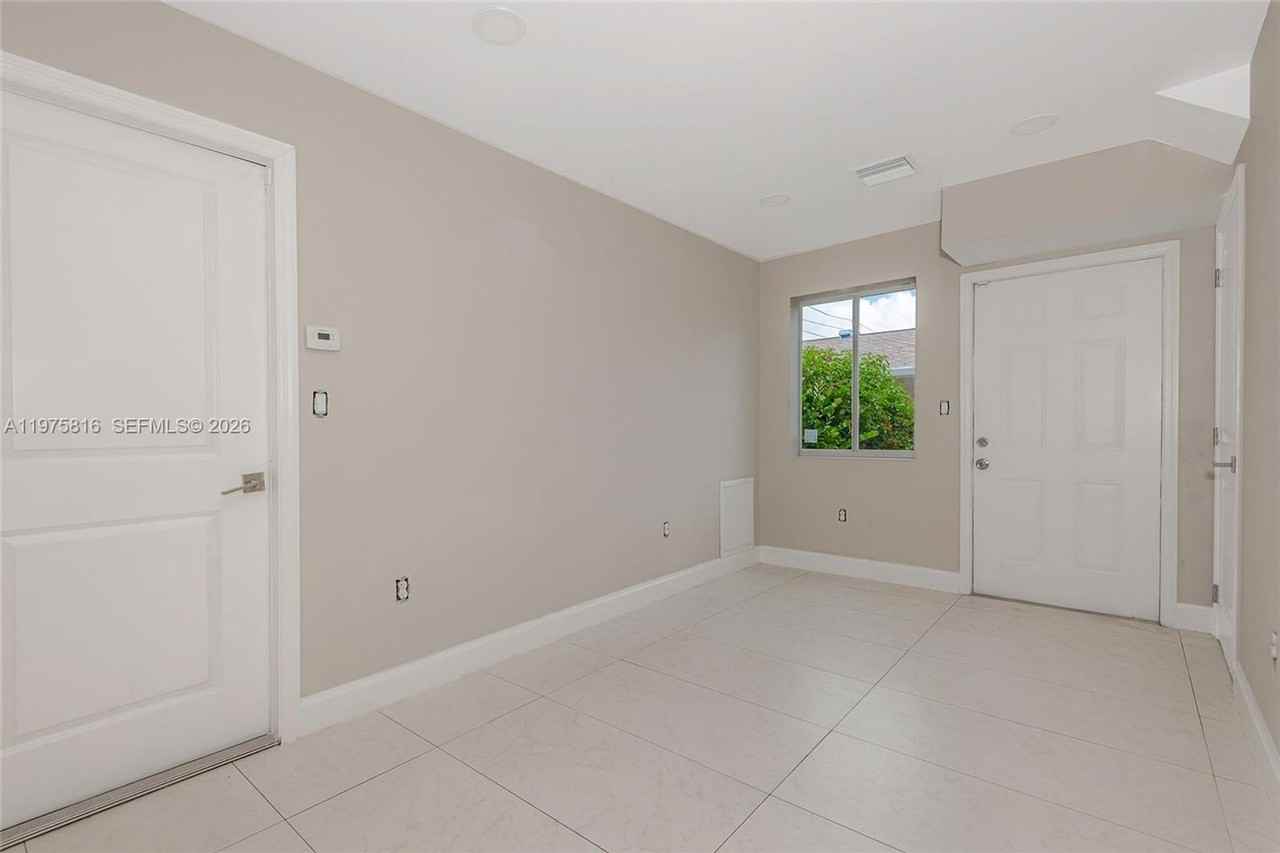 813 Nw 3rd Ave - Photo 7 of 23