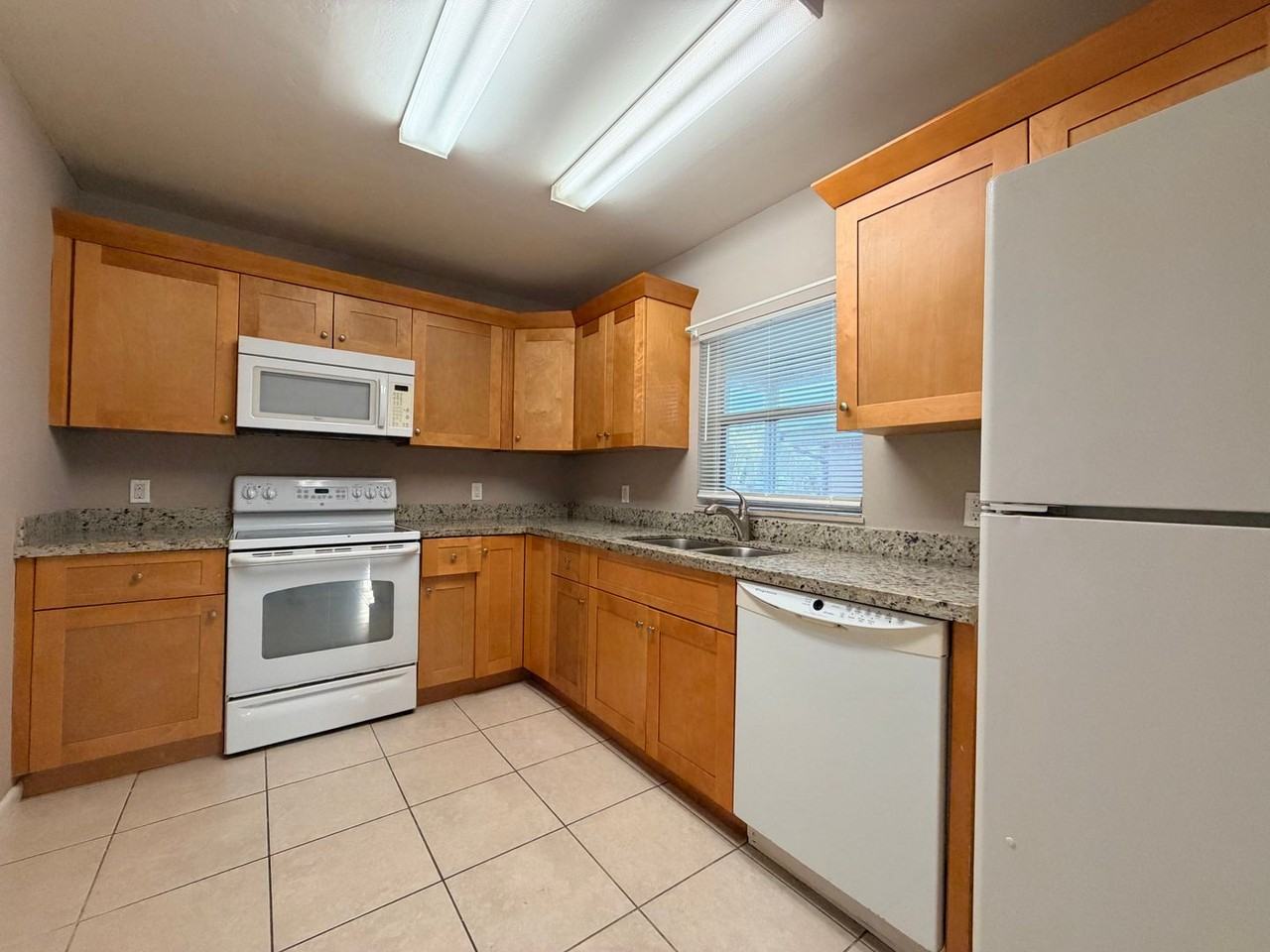 1305 Sw Santa Barbara Pl - Photo 3 of 16