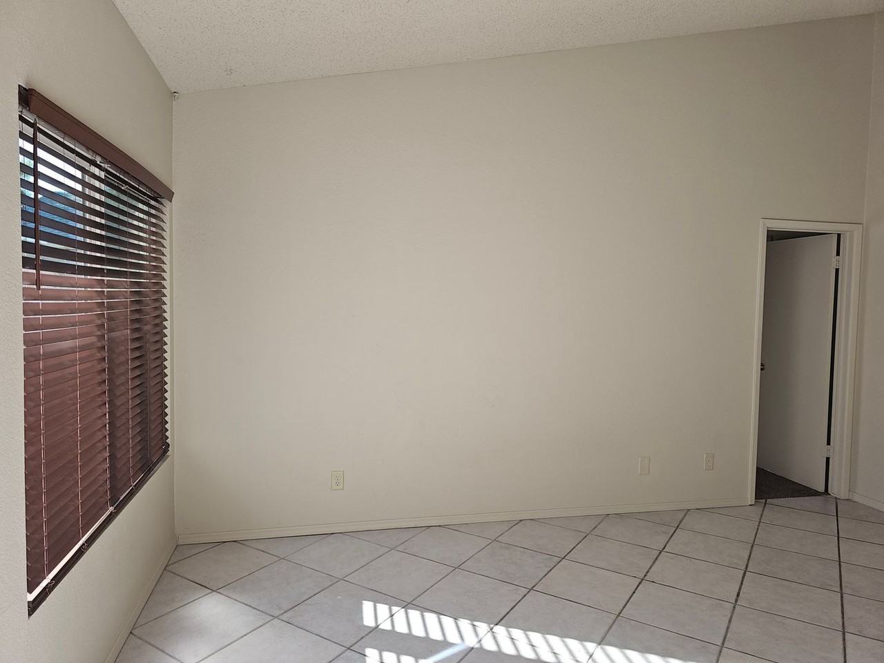 6840 S 44th Ct - Photo 5 of 17