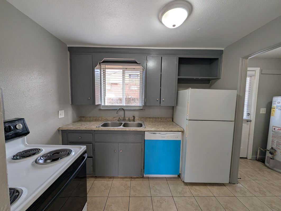 1310 Moline St - Photo 5 of 19