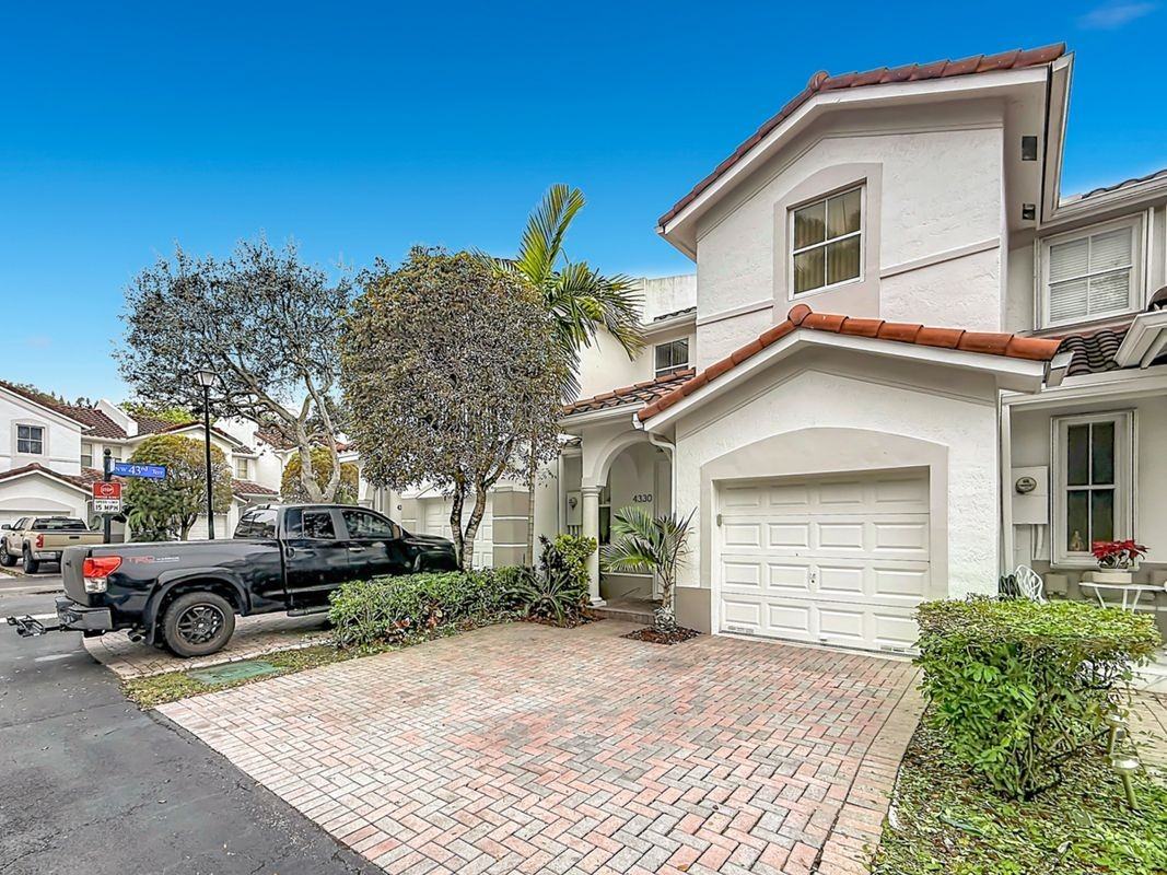 4330 Nw 114th Pl - Photo 2 of 34