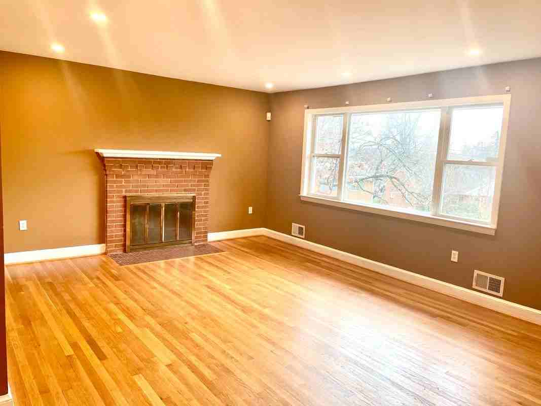 8800 Sterling St - Photo 4 of 7