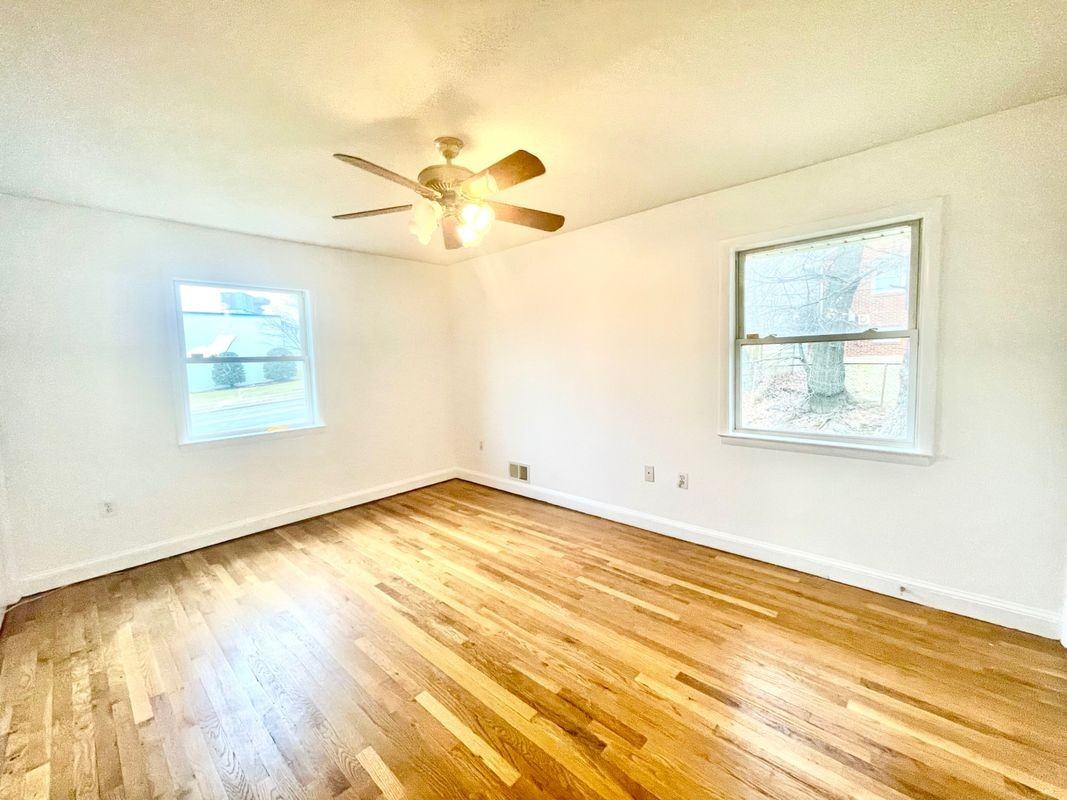 8800 Sterling St - Photo 5 of 7