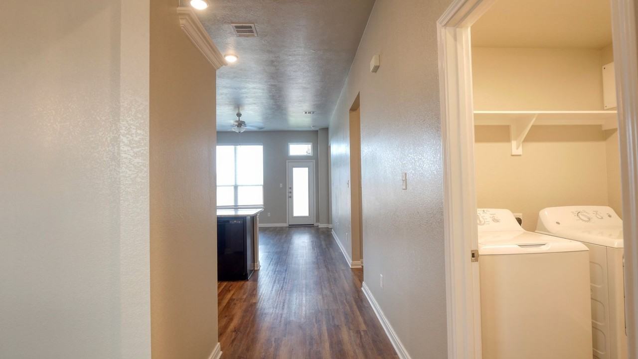 2214 John Ross Ct - Photo 4 of 24