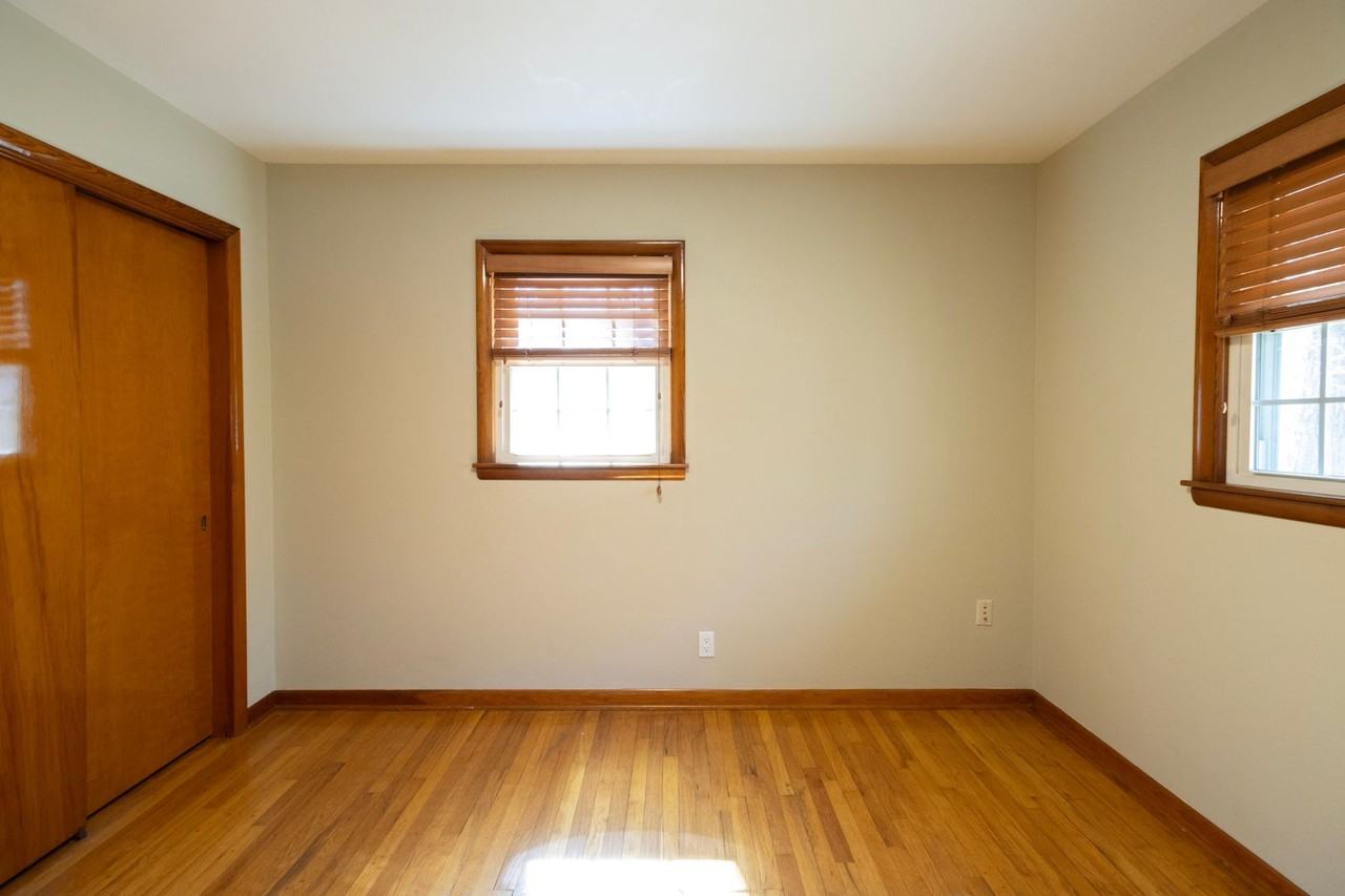 1008 Lakeshore Dr - Photo 4 of 18