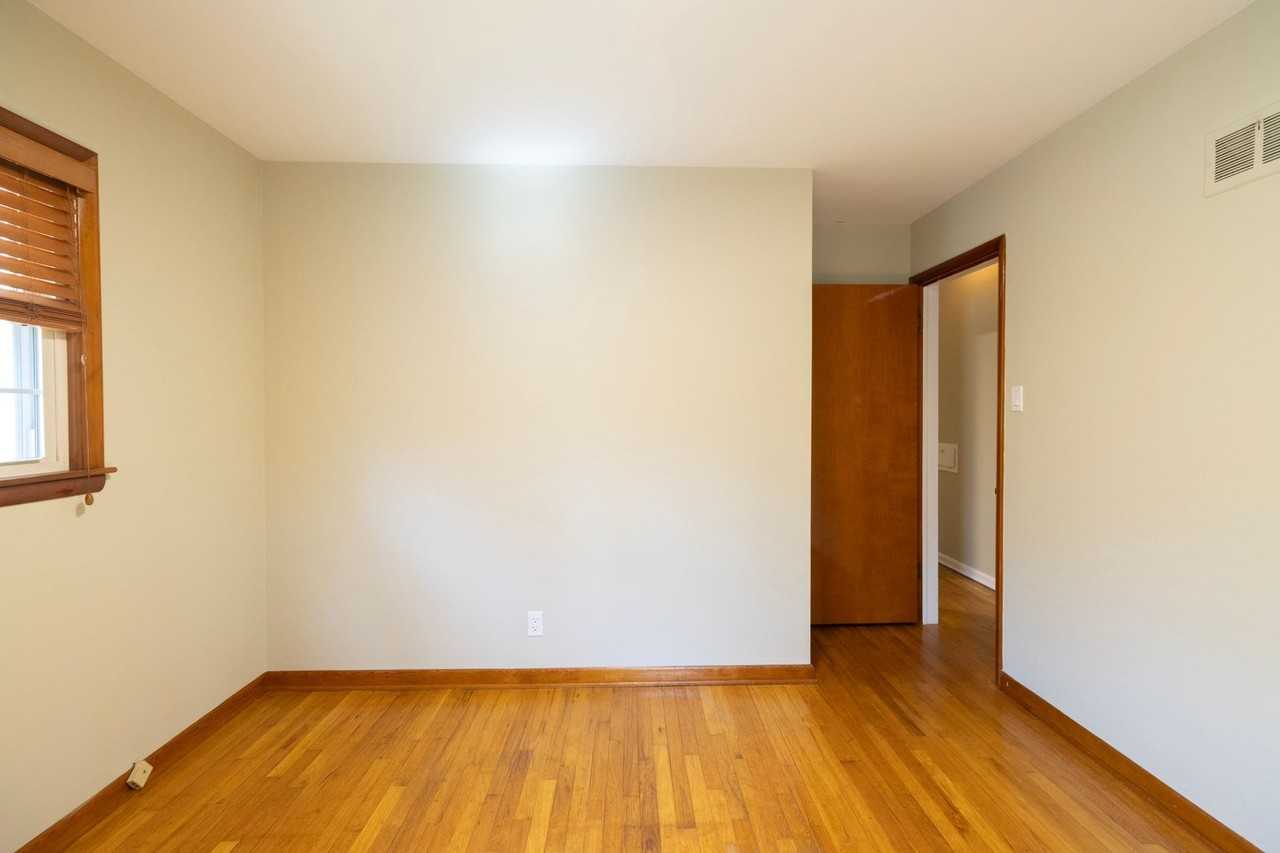 1008 Lakeshore Dr - Photo 5 of 18