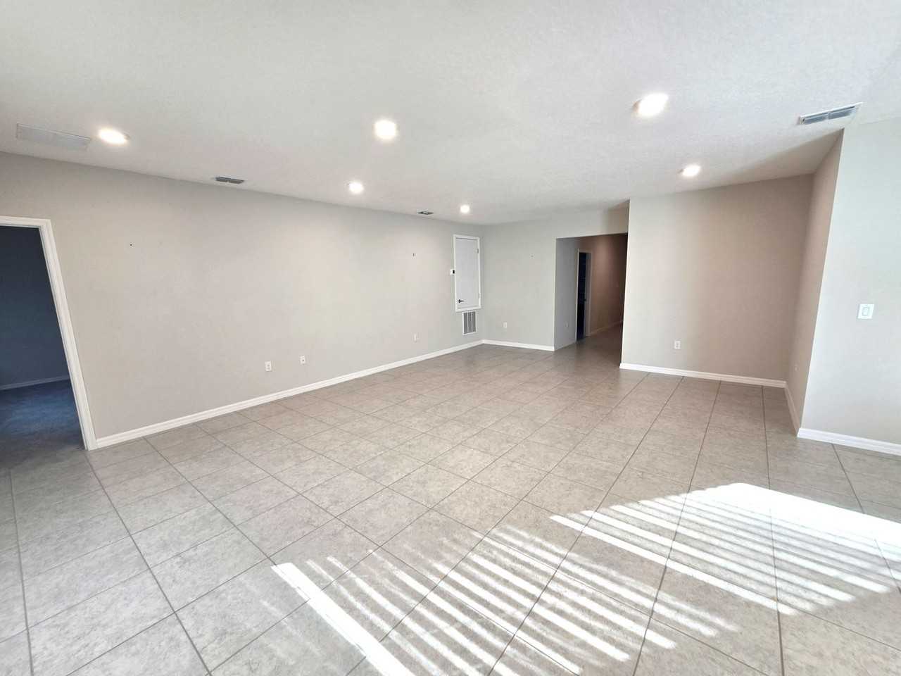 3125 Royal Palm Dr - Photo 2 of 23