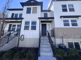 featured image of 3985 Westnorth #3985