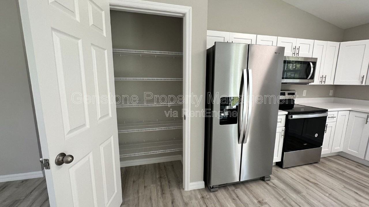 327 Lester Ave S - Photo 4 of 17