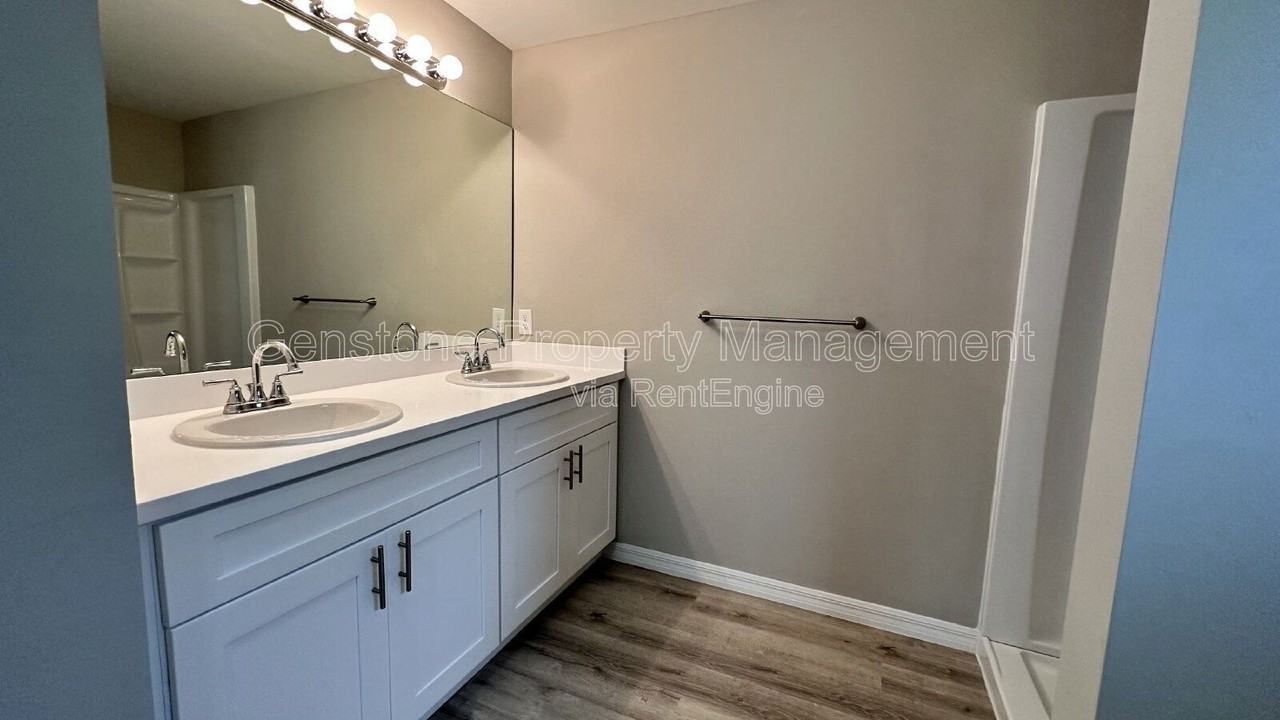 327 Lester Ave S - Photo 7 of 17