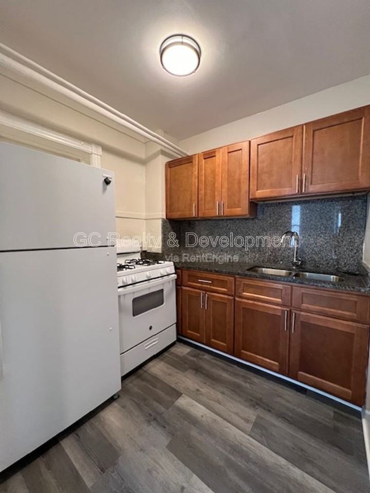 214 Du Page St #B - Photo 3 of 10