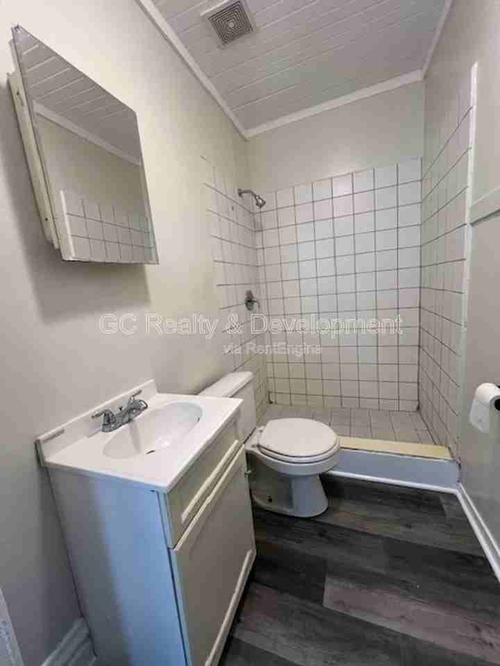 214 Du Page St #B - Photo 4 of 10