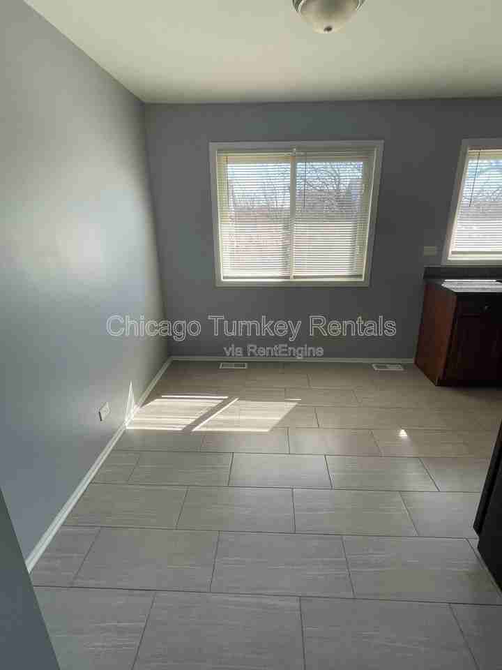 5663 Allemong Dr - Photo 7 of 21