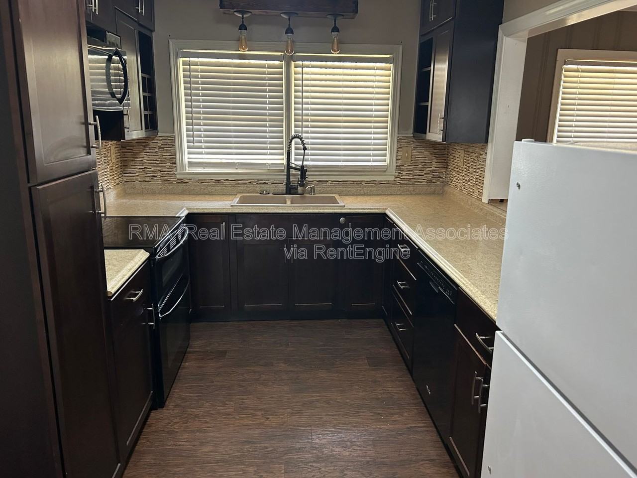 1133 E College St - Photo 2 of 10