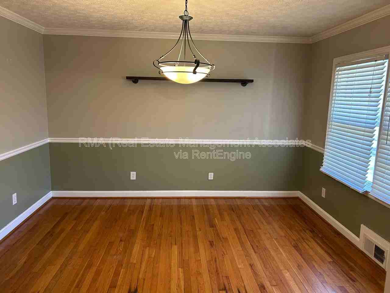 1133 E College St - Photo 7 of 10