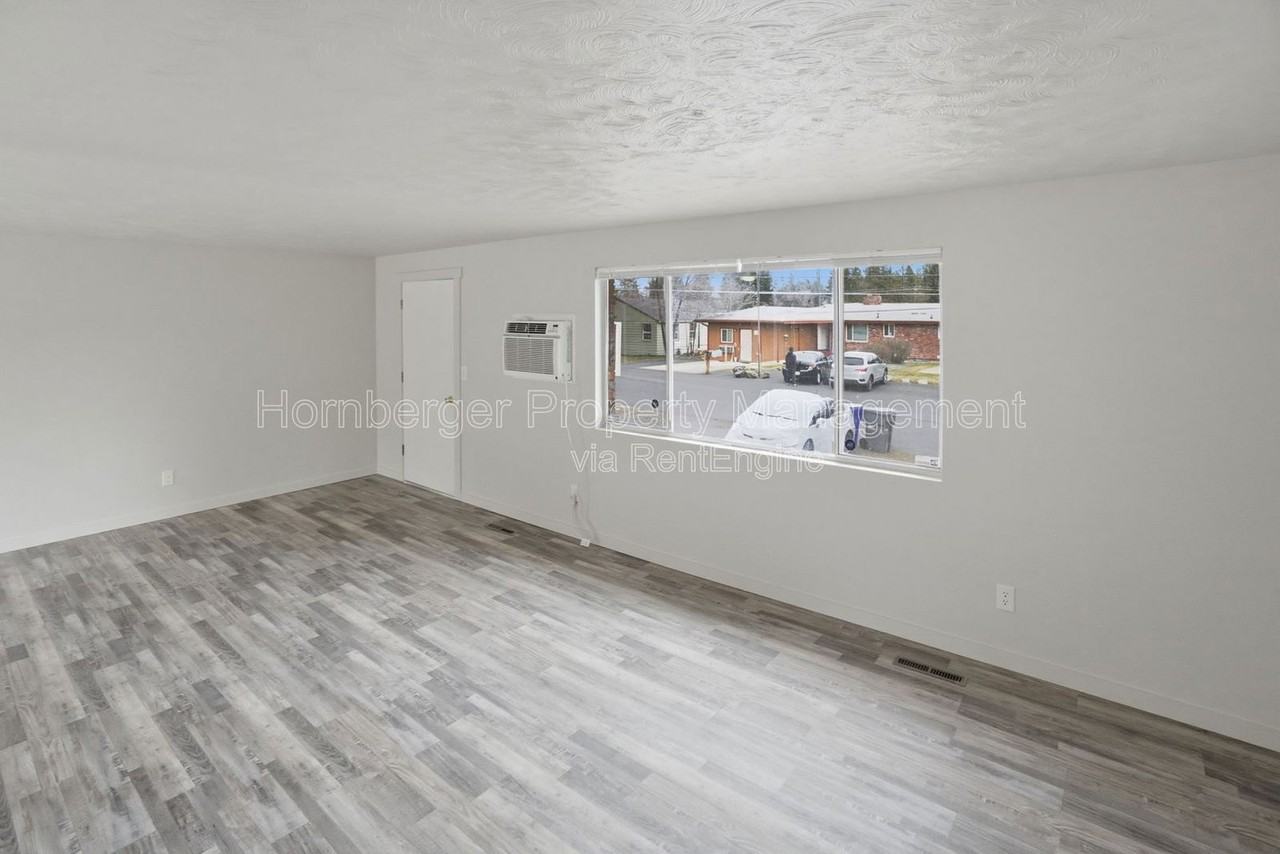 9715 N Stevens St - Photo 4 of 21