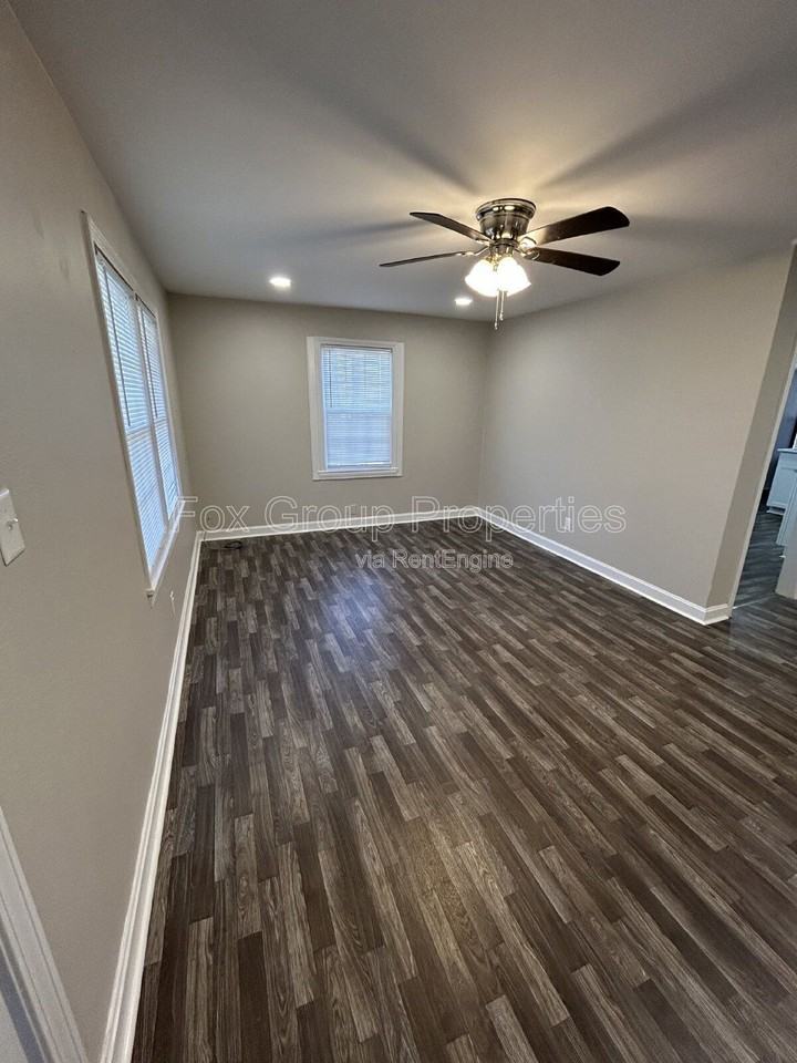 402 S Yates St - Photo 4 of 29