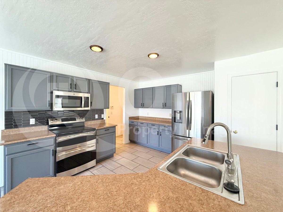 8812 N 67th Dr - Photo 3 of 31