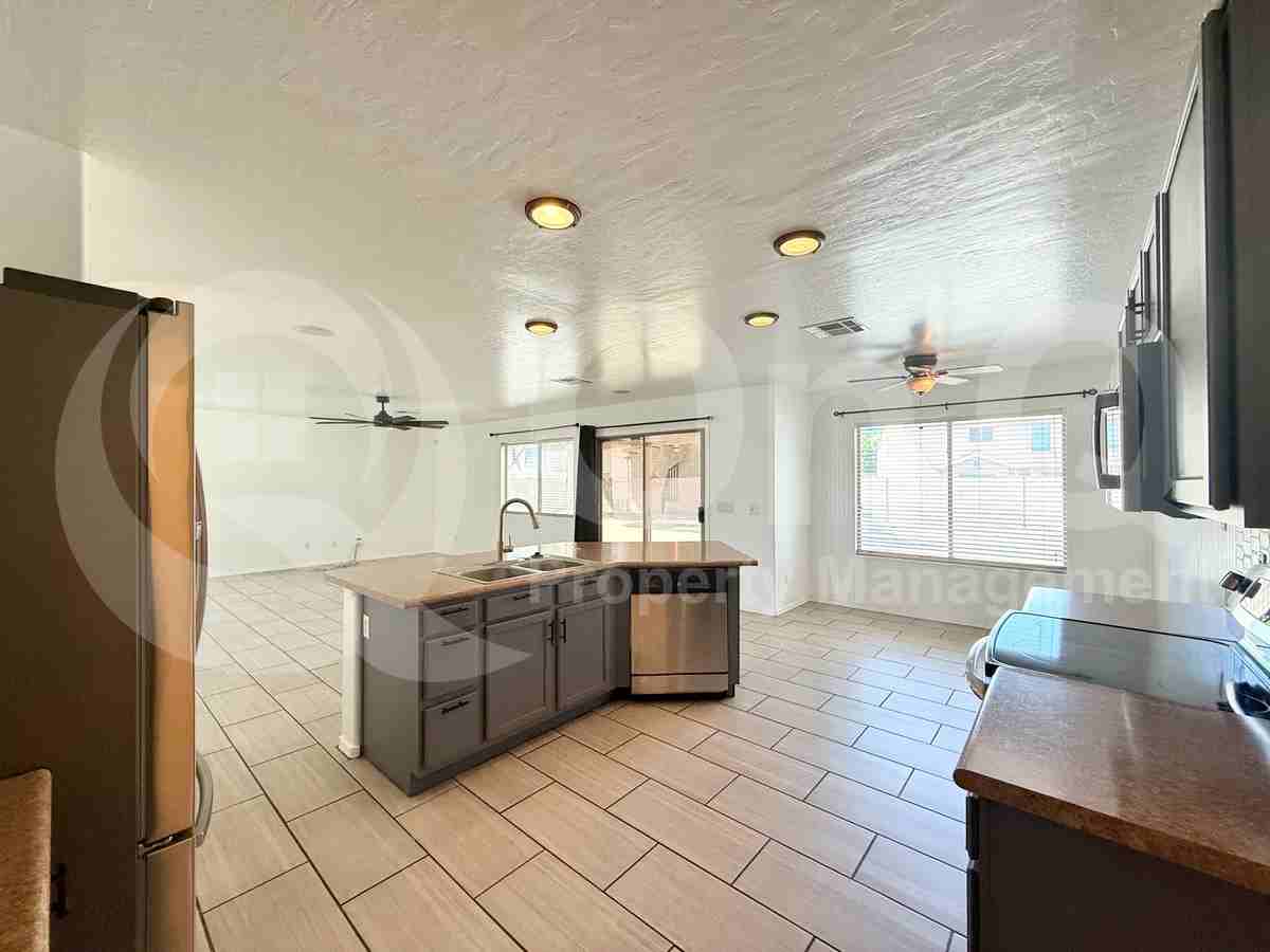 8812 N 67th Dr - Photo 4 of 31