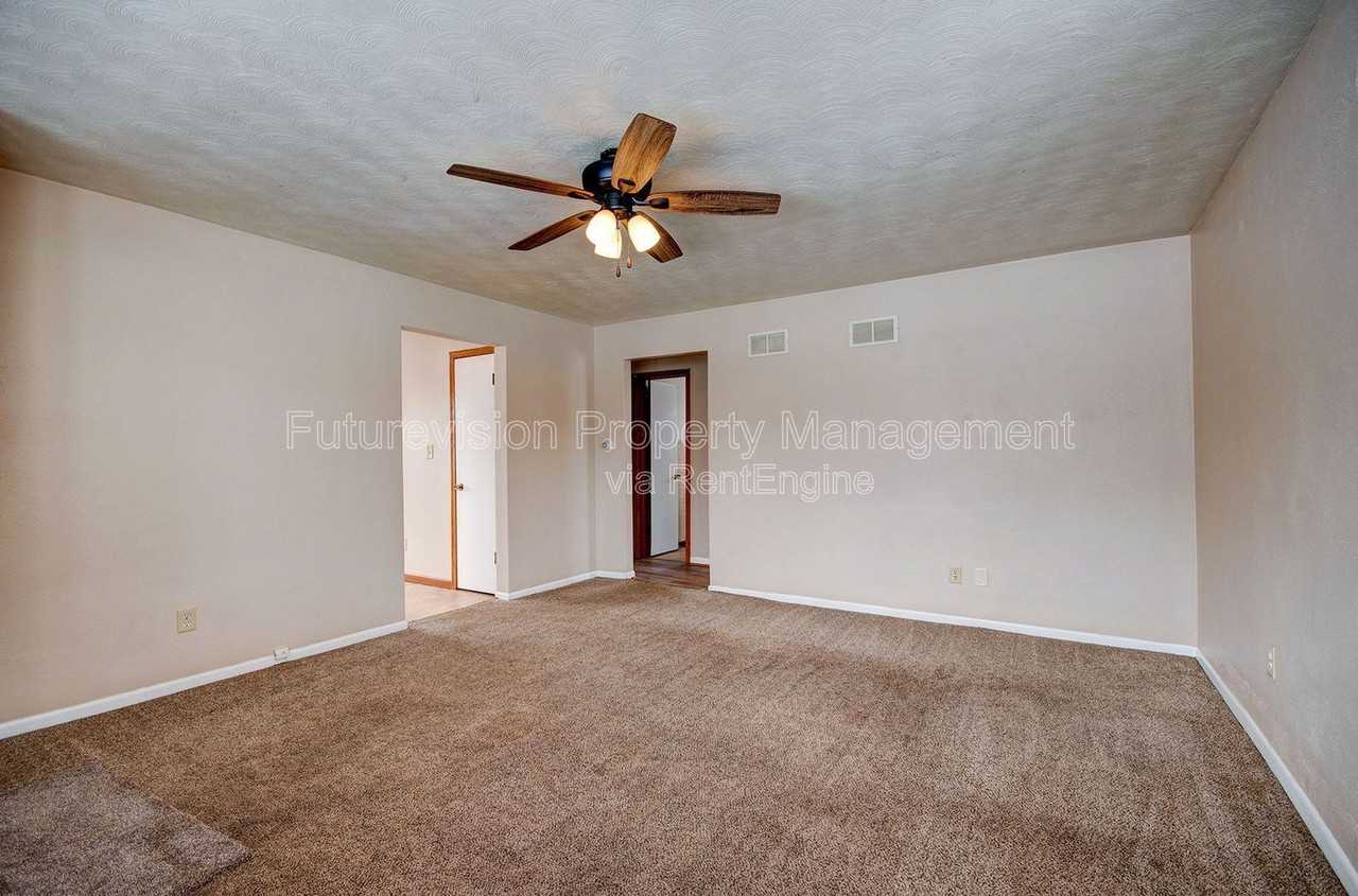 323 S Hebbard St - Photo 2 of 12