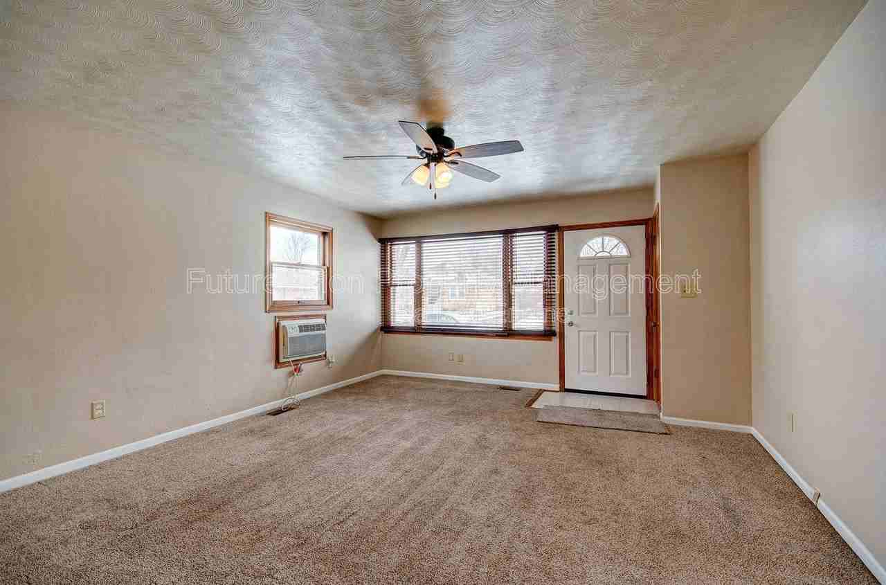 323 S Hebbard St - Photo 3 of 12