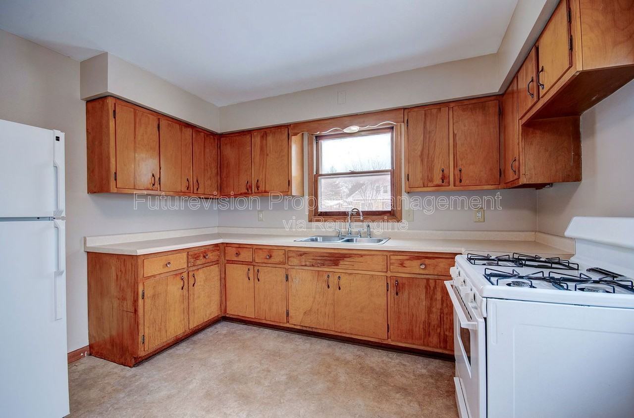 323 S Hebbard St - Photo 4 of 12