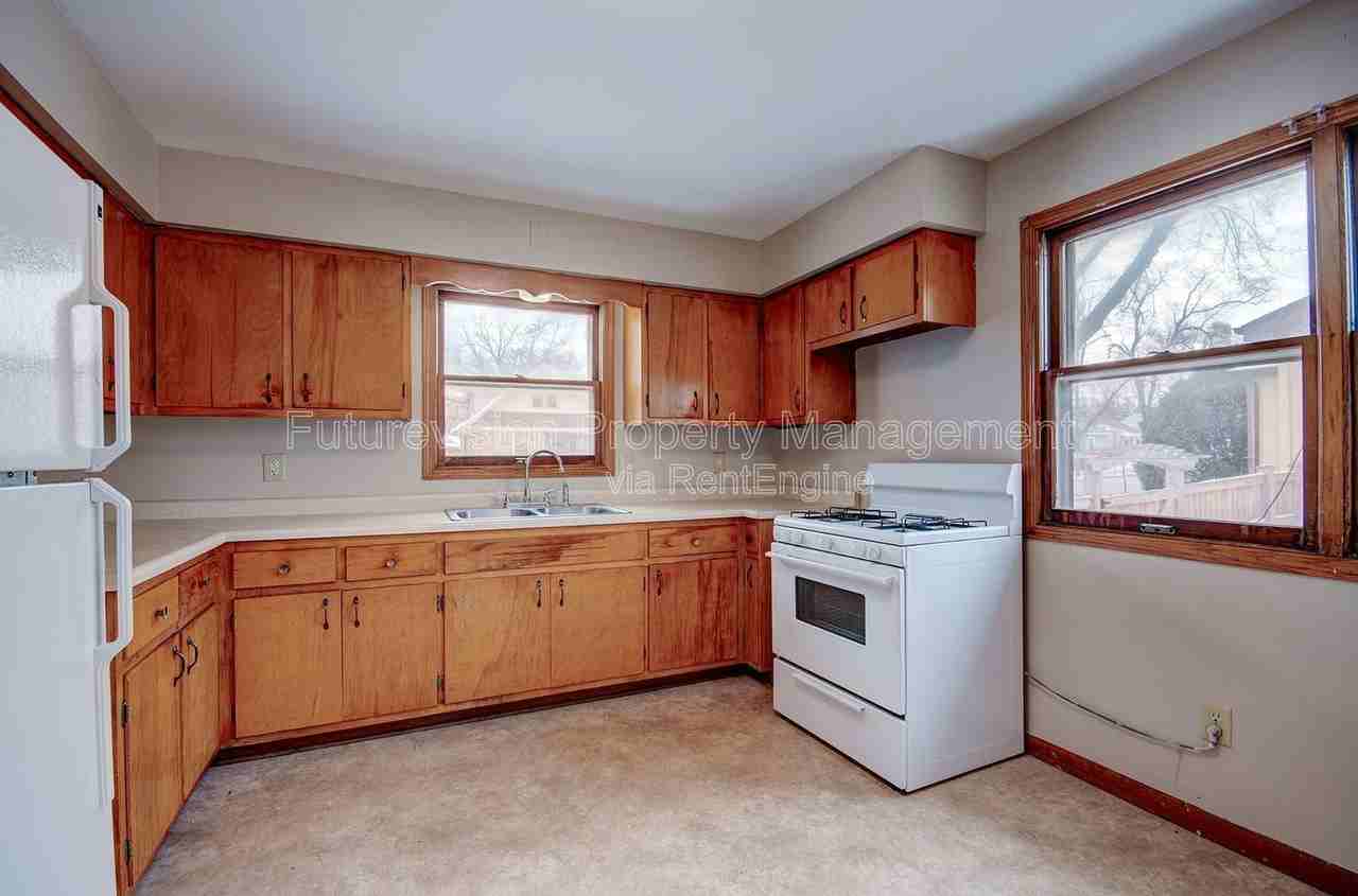 323 S Hebbard St - Photo 5 of 12