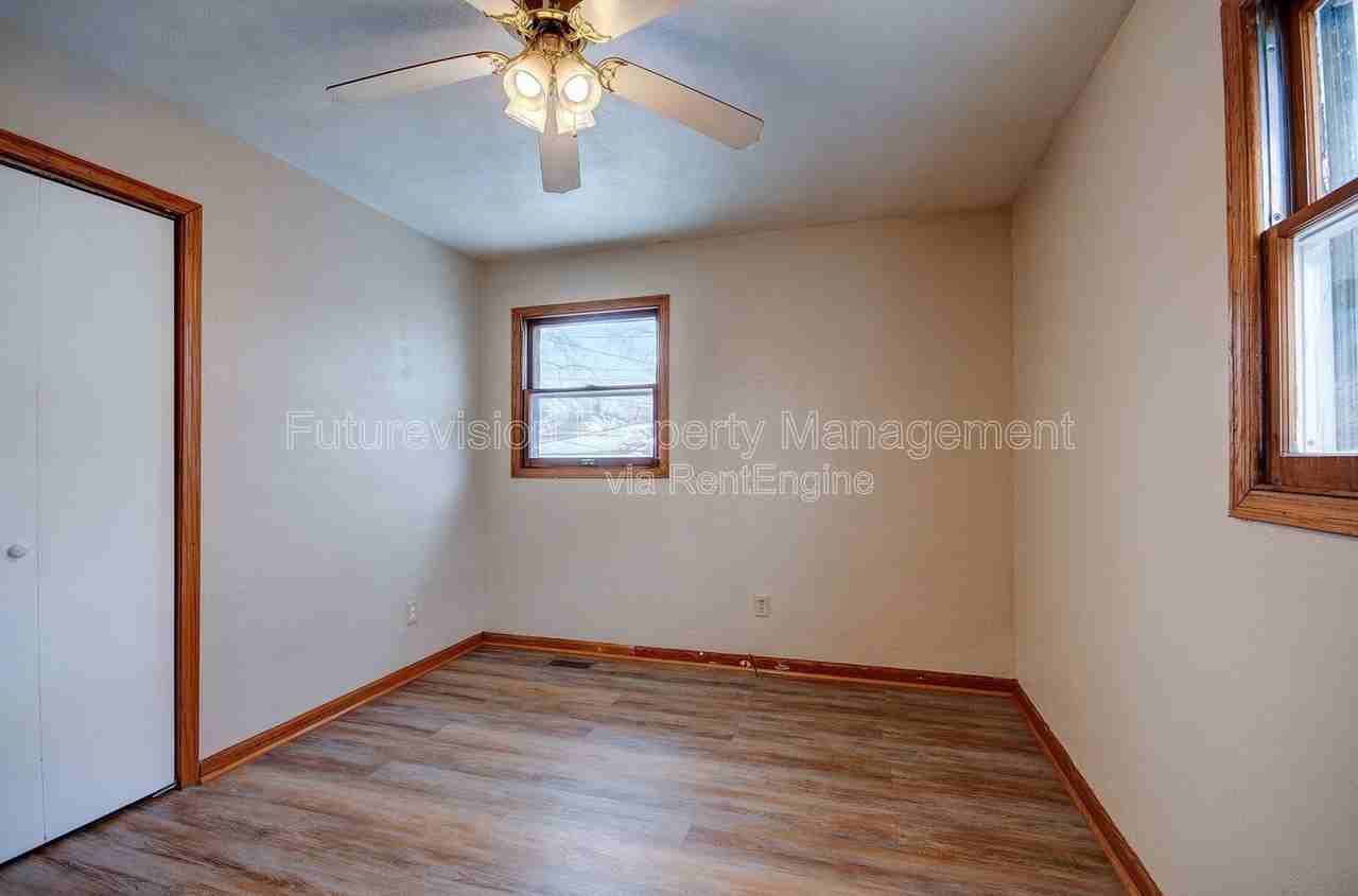 323 S Hebbard St - Photo 6 of 12