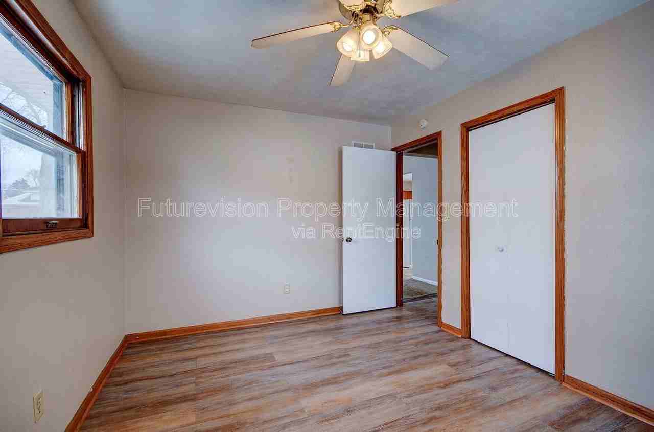 323 S Hebbard St - Photo 7 of 12