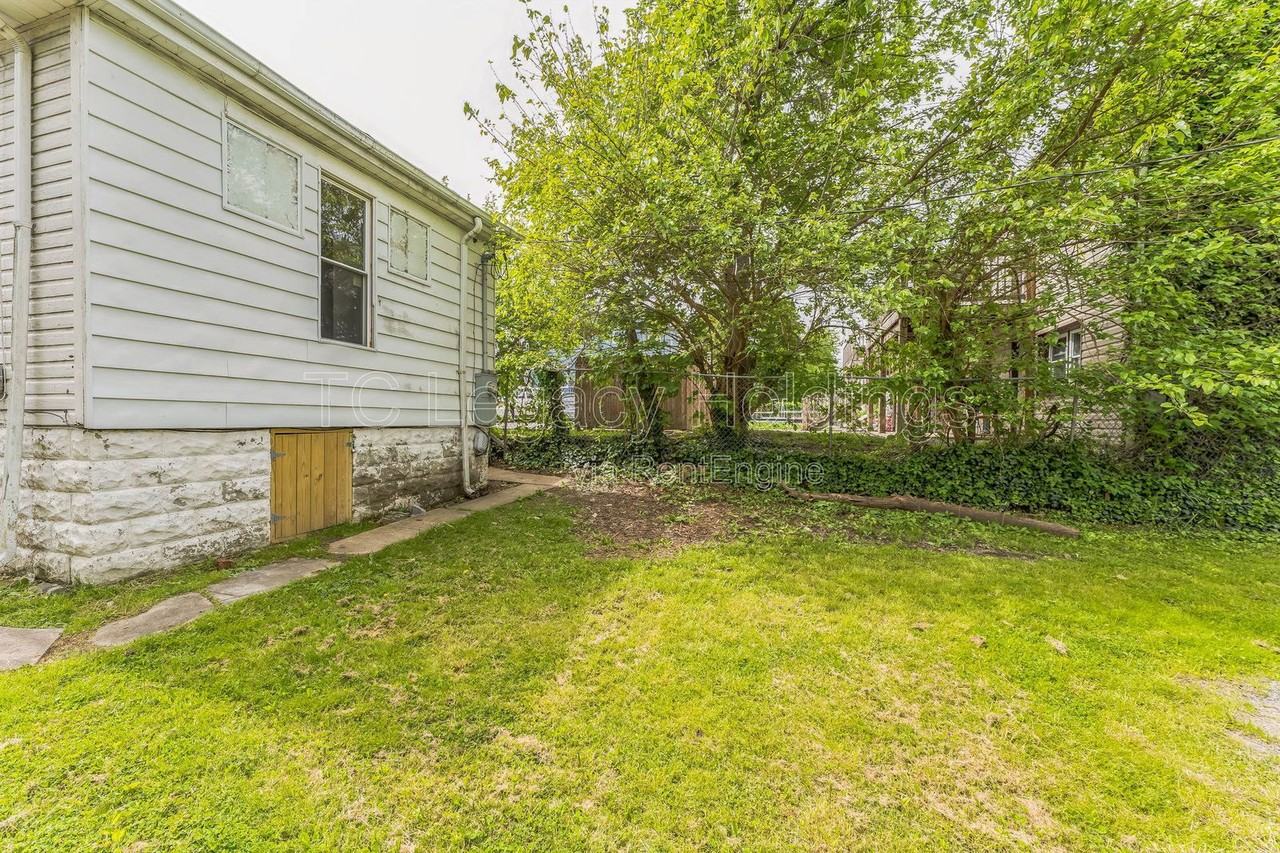 421 Walnut Ave - Photo 5 of 31