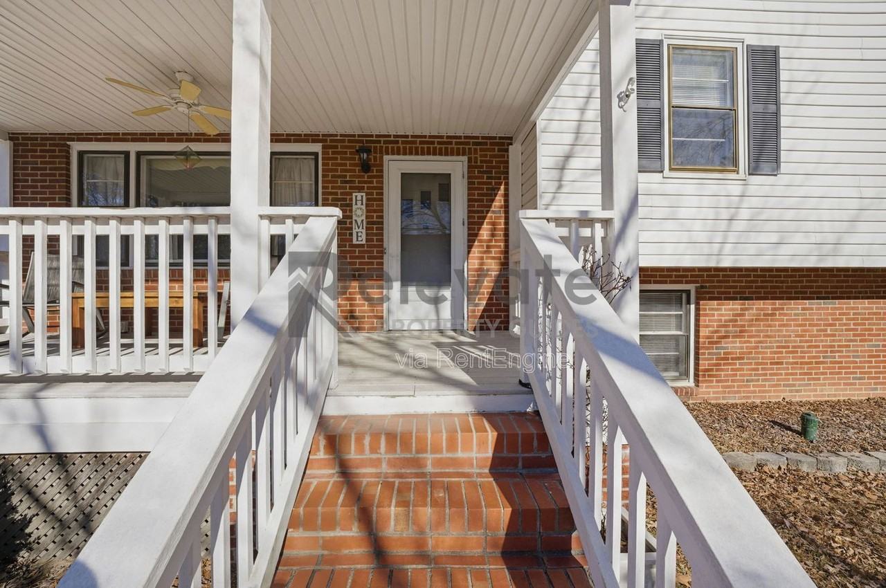 9002 Michaux Ln - Photo 5 of 39