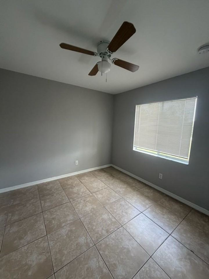 930 Ainsworth St W - Photo 3 of 11