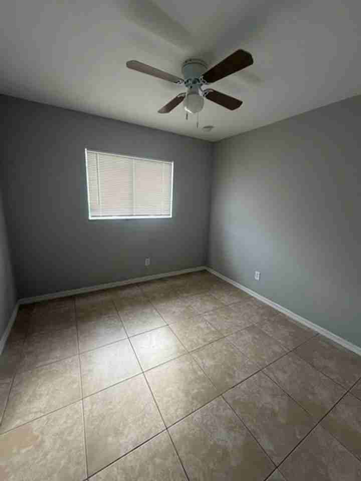 930 Ainsworth St W - Photo 5 of 11