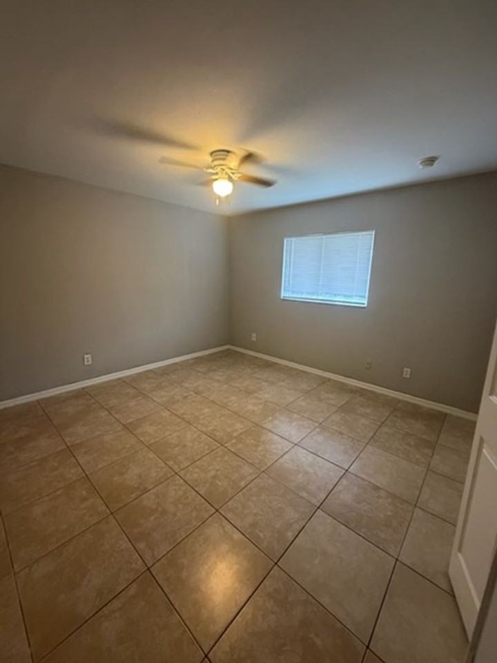 930 Ainsworth St W - Photo 7 of 11
