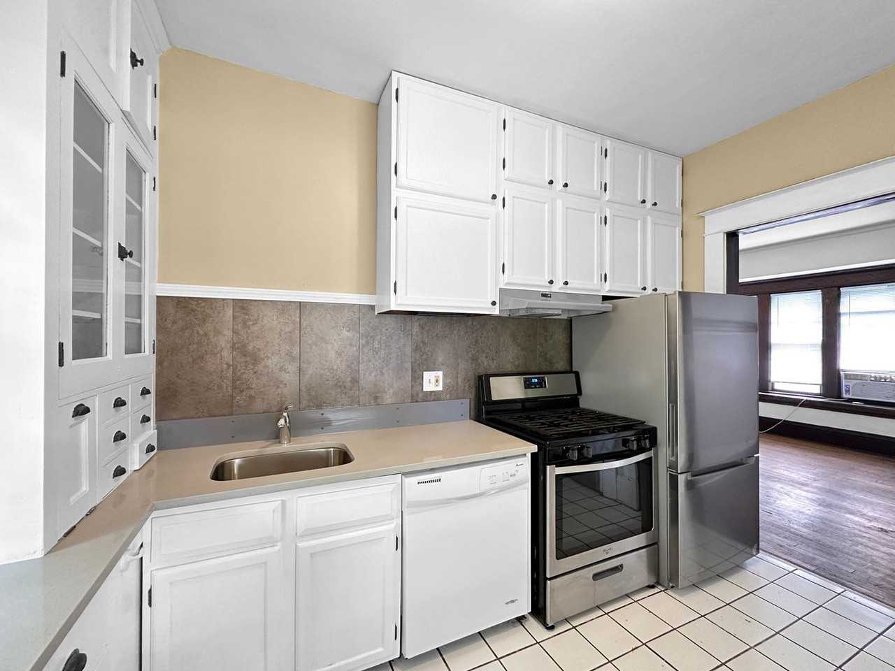 381 Cleveland Ave N - Photo 5 of 12