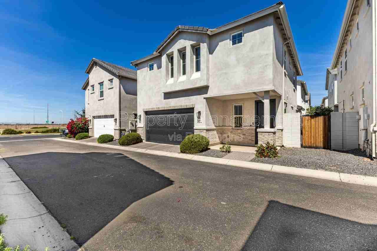 5557 S Dillon - Photo 4 of 32