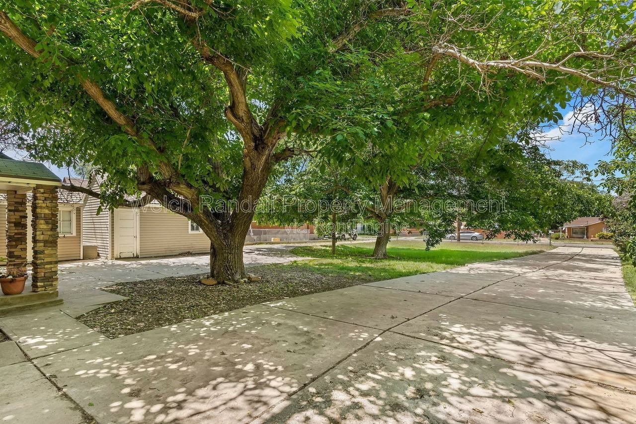 1328 Jefferson Ave - Photo 3 of 26