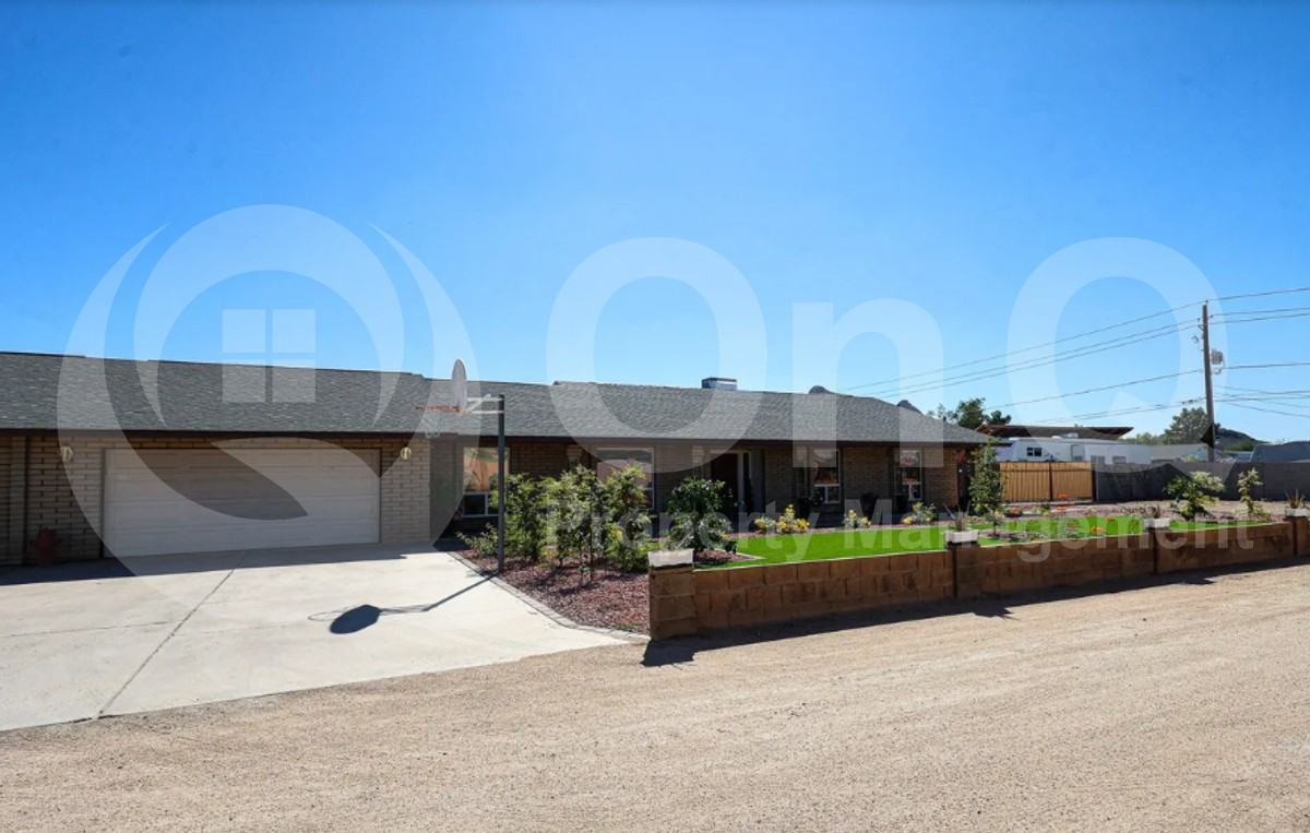 16227 N 21st St - Photo 2 of 10