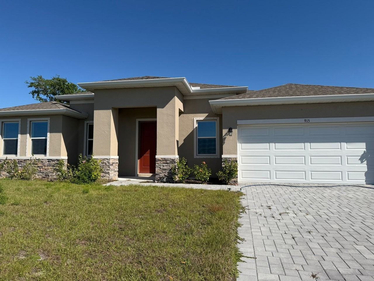 915 Ne 19th St - Photo 2 of 14