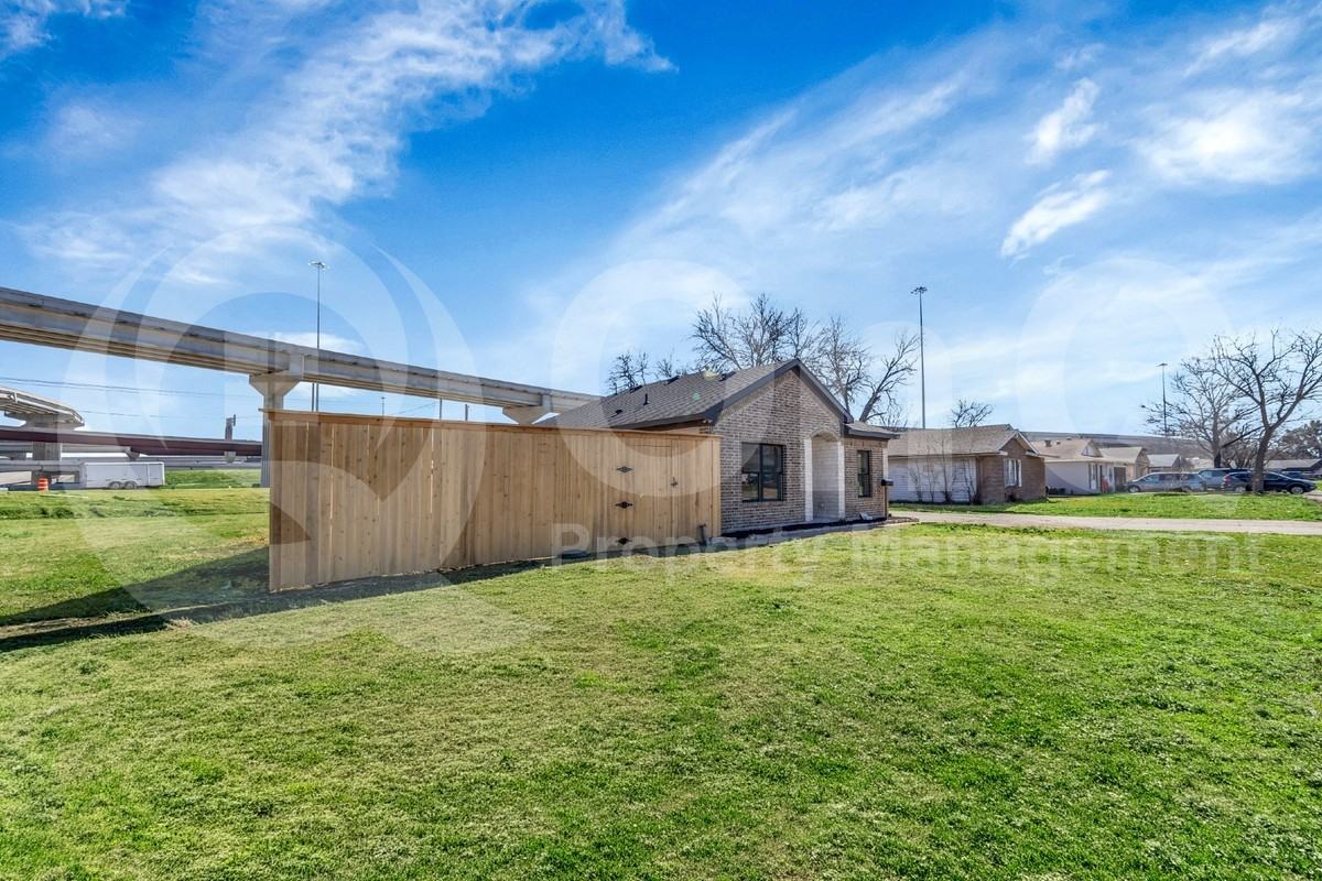 2502 Rosewood Dr - Photo 2 of 23