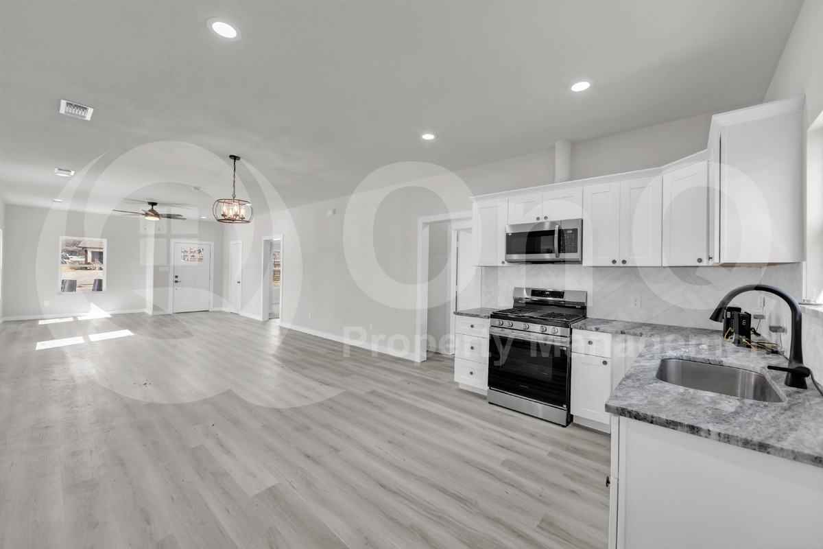 2502 Rosewood Dr - Photo 3 of 23