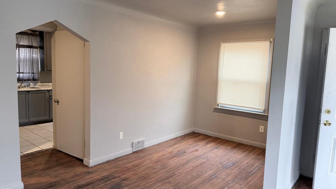 12007 Lakepointe St - Photo 2 of 10